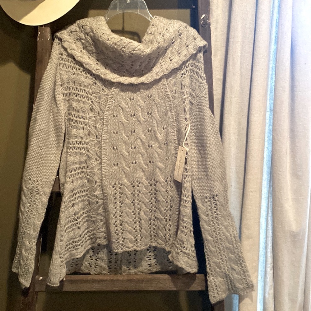 NWT grey cowl neck sweater. Made by Mystree and is a size small.